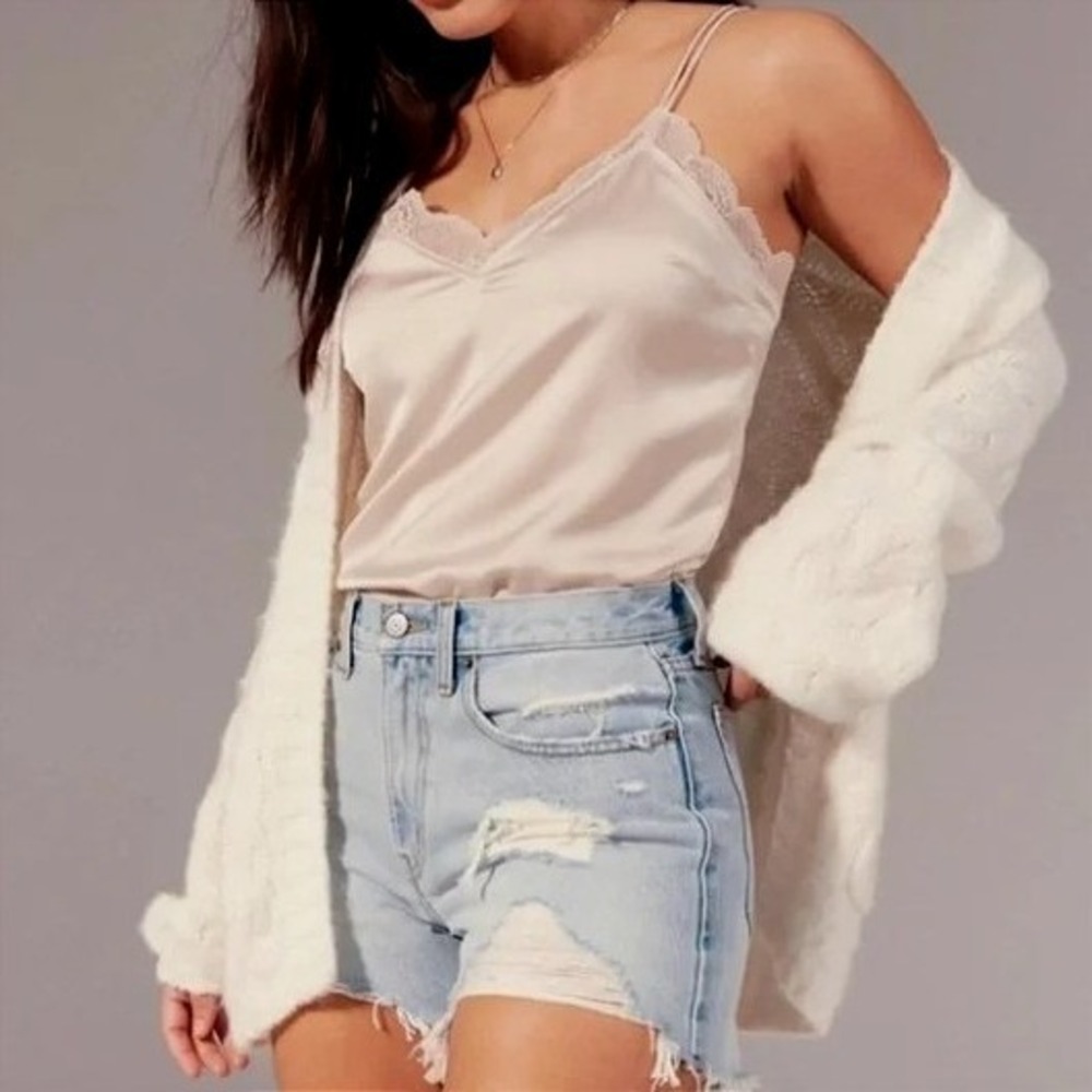 Abercrombie & Fitch Curve Love High Rise 4" Short Womens 26/2 Light Wash EUC